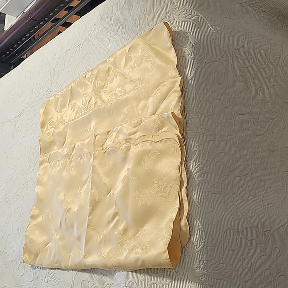 Four 100% Polyester Placemats - Picture 3 of 12